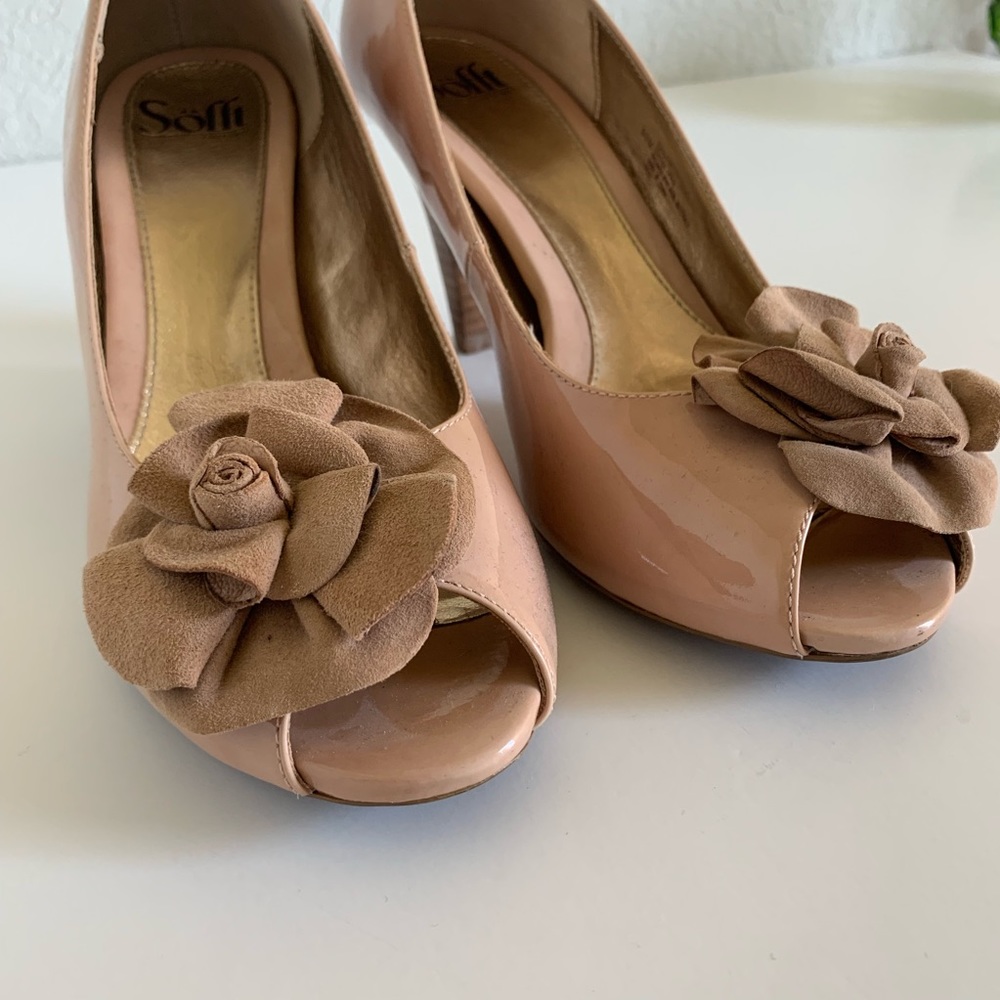 Sofft neutral nude pink high heel peeptoe pumps